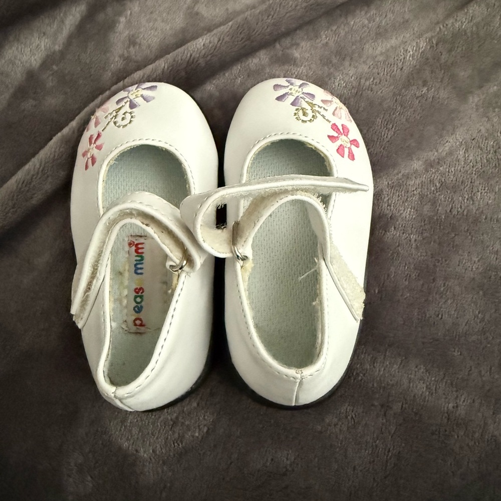 Please mum' White Mary Jane Dress Shoes with Pastel Floral Embroidery
